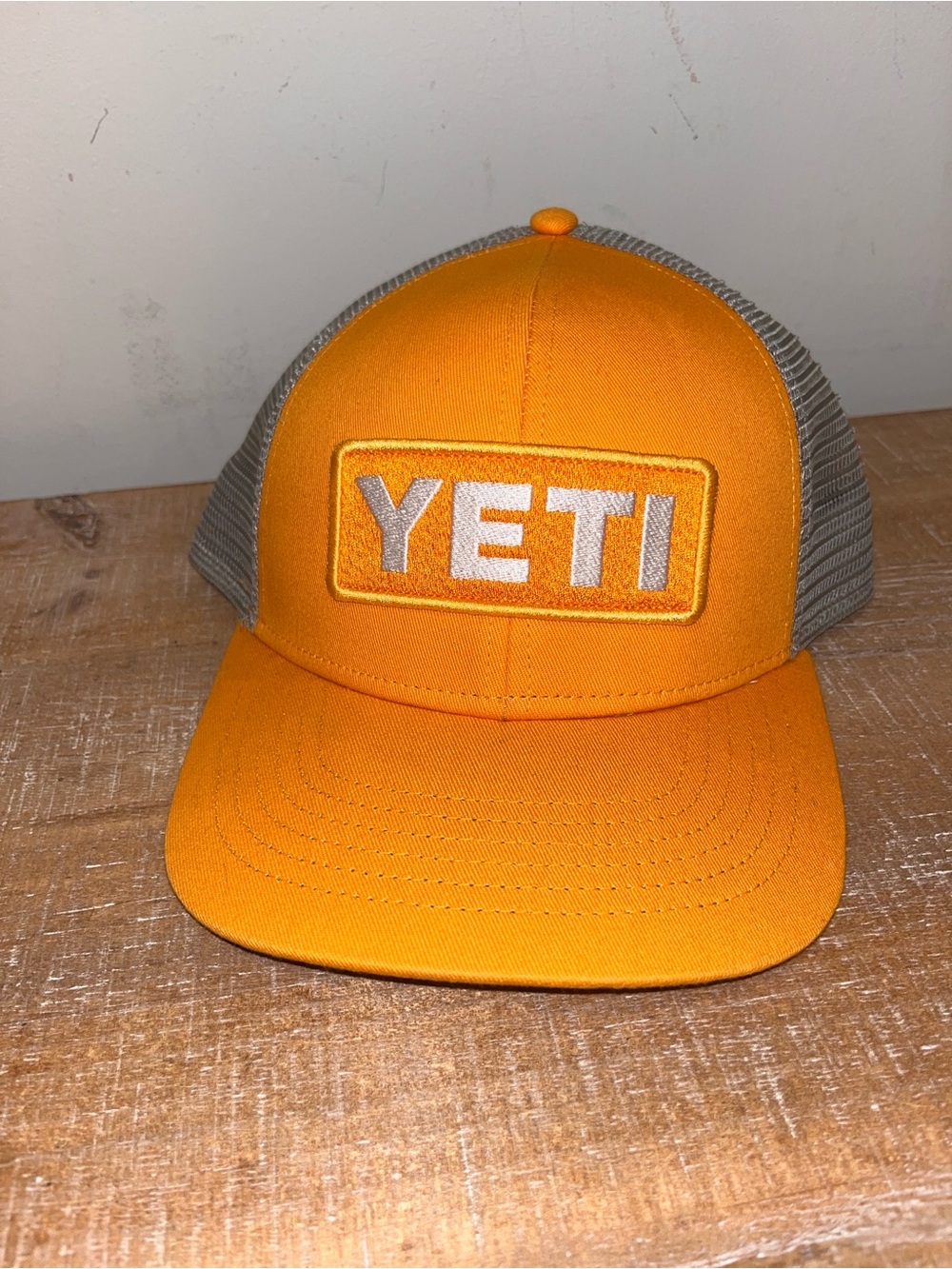 YETI Logo Badge Trucker Hat Snapback King Crab Orange/White/Gray NWOT